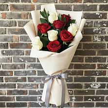 Букет красно-белые розы в Адлер Букет цветов из: Розы в Адлер