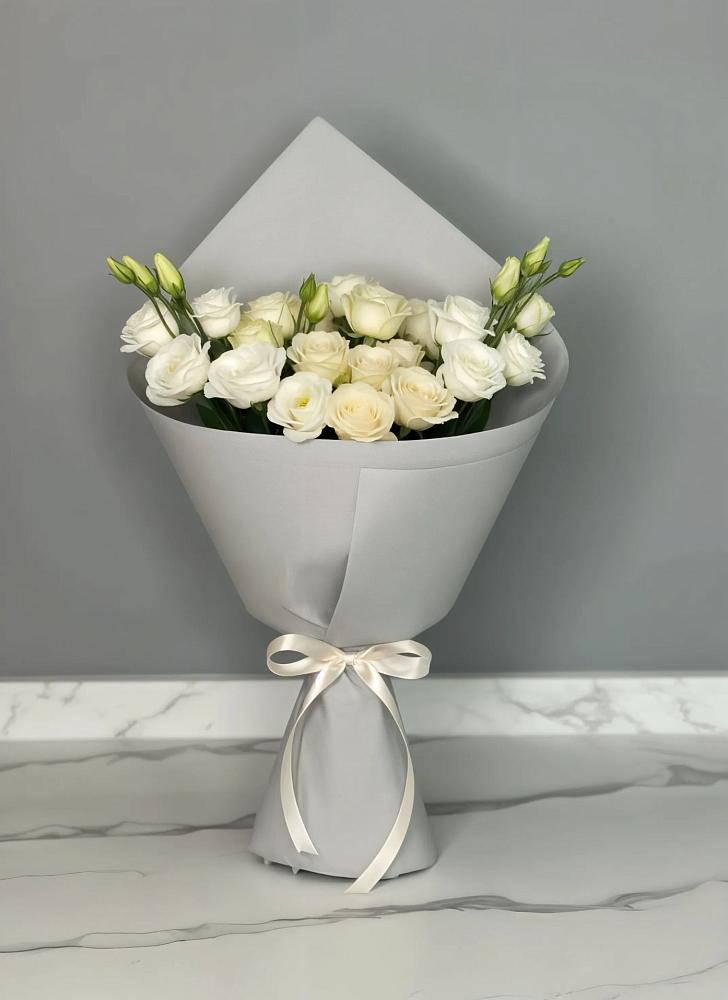 Букет цветов из: Розы и Лизиантусы в Адлер