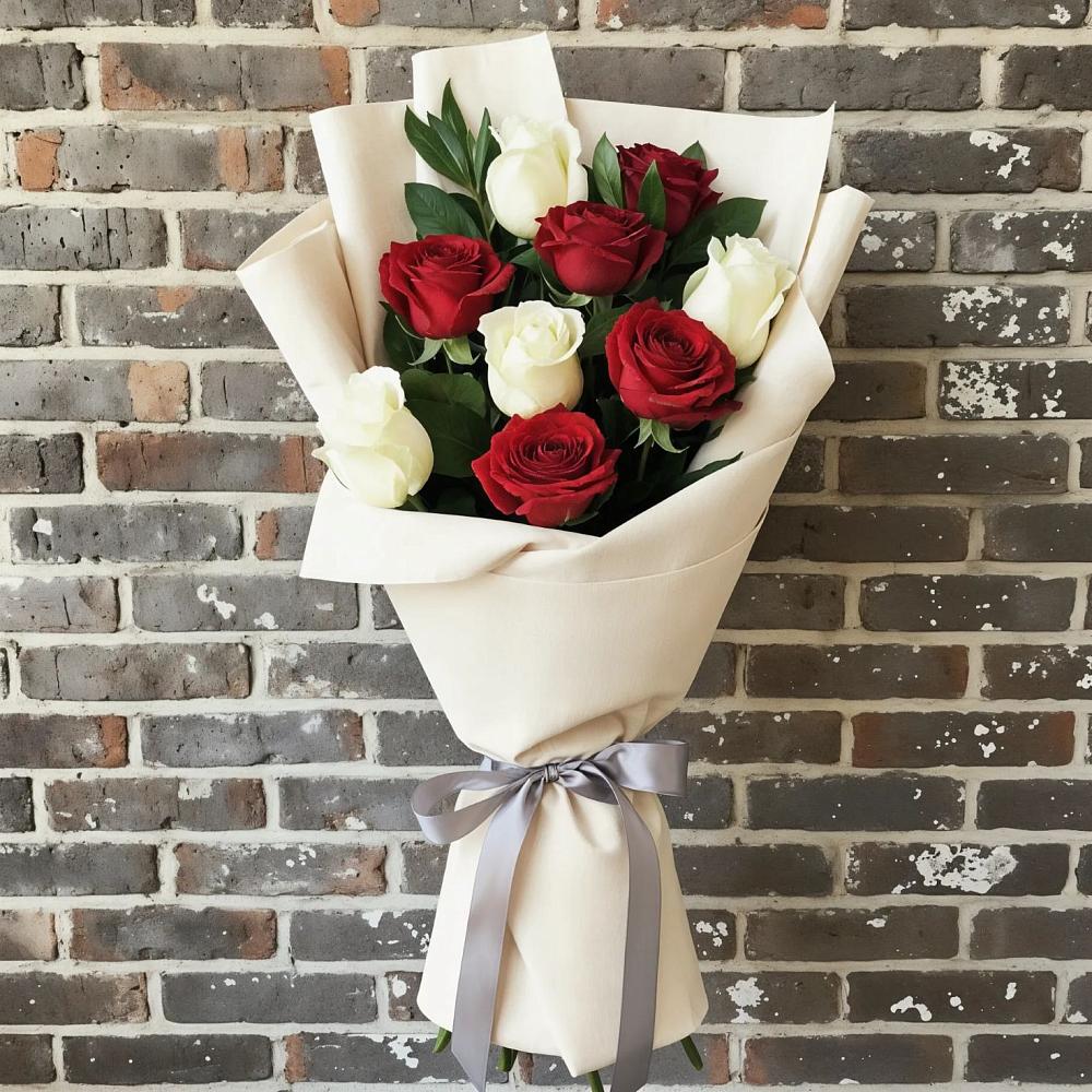 Букет красно-белые розы в Адлер Букет цветов из: Розы в Адлер
