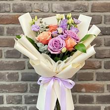Букет цветочные ноты в Адлер Букет цветов из: Лизиантусы и Розы в Адлер