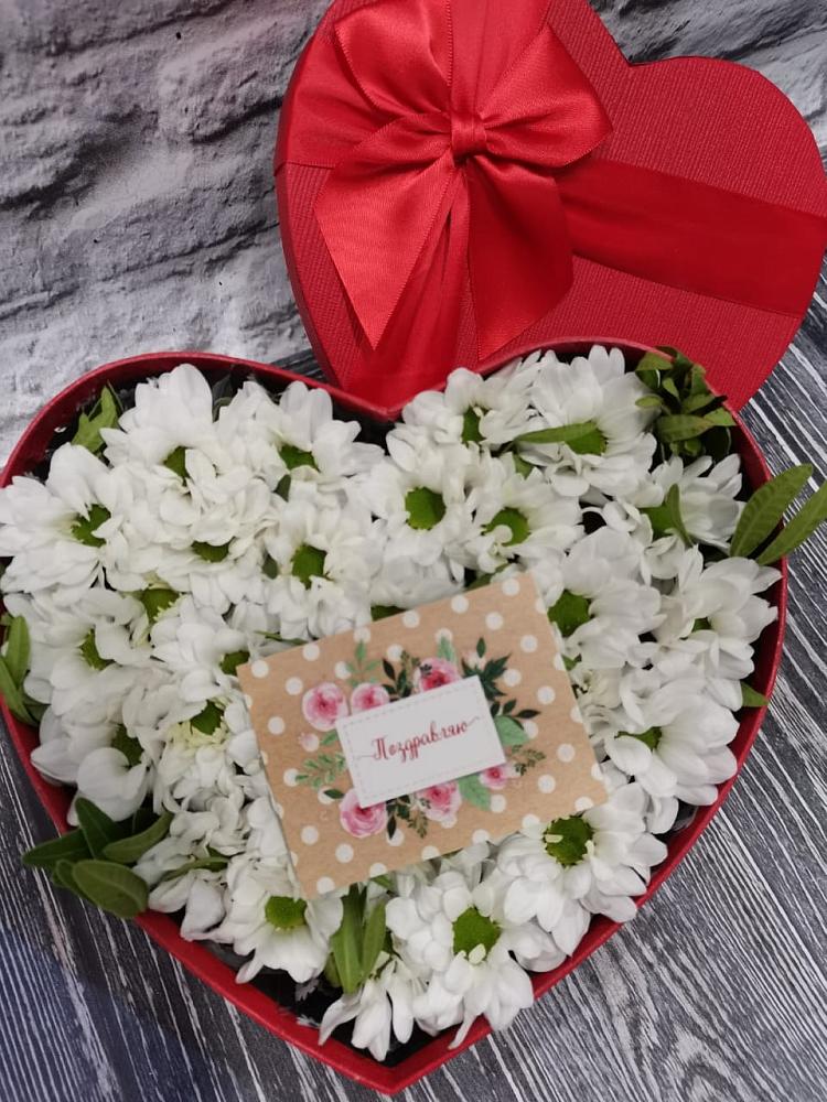 Цветочная композиция из Хризантемы в виде сердца в Адлер