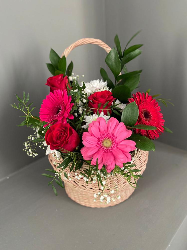 Цветочная композиция из Розы, Хризантемы и Герберы в корзине в Адлер