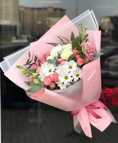 Букет цветов из: Розы, Лизиантусы и Хризантемы в Адлер