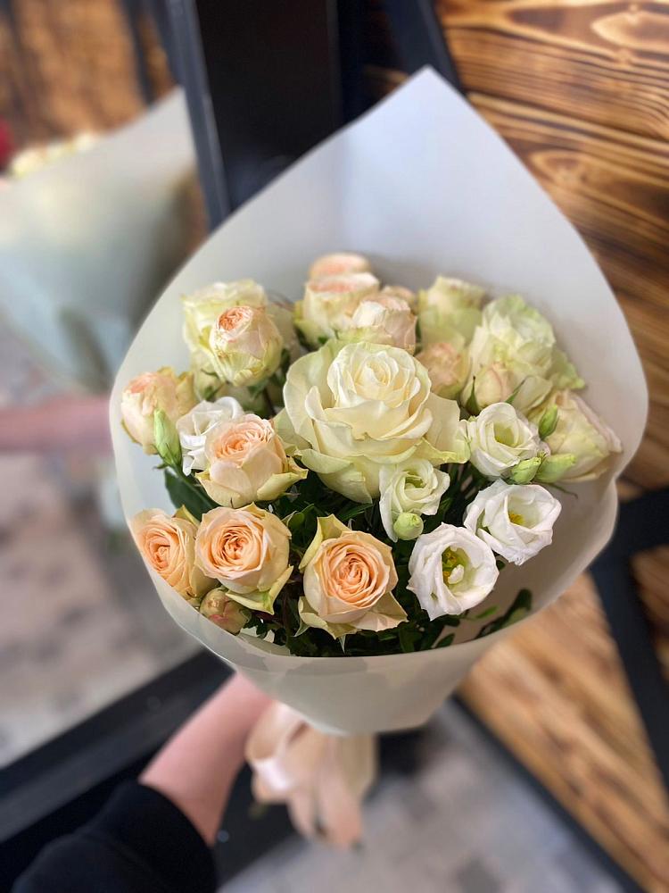 Букет цветов из: Розы и Лизиантусы в Адлер